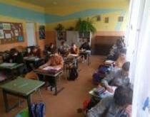 Uczniowie w klasie piszą test